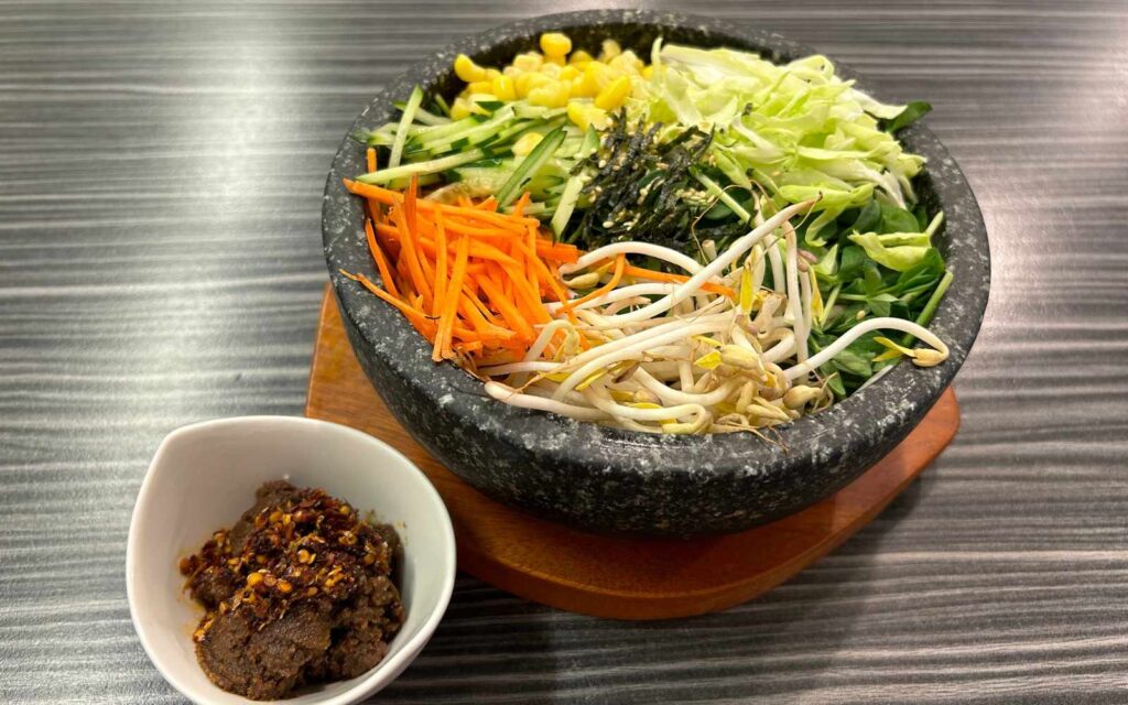 吳興街素食推薦：小蔬同手作蔬食的雲南椒麻石鍋拌飯